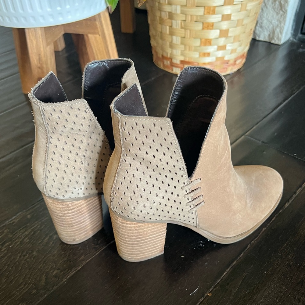 Steve Madden taupe booties. Like new. Size 7.